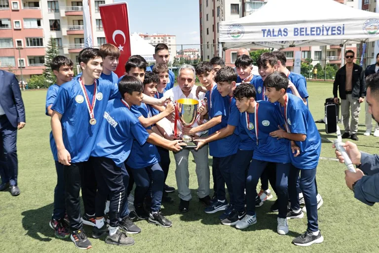 TALAS BELEDİYESPOR YAZ FUTBOL OKULU KAPILARINI AÇTI — haber görseli