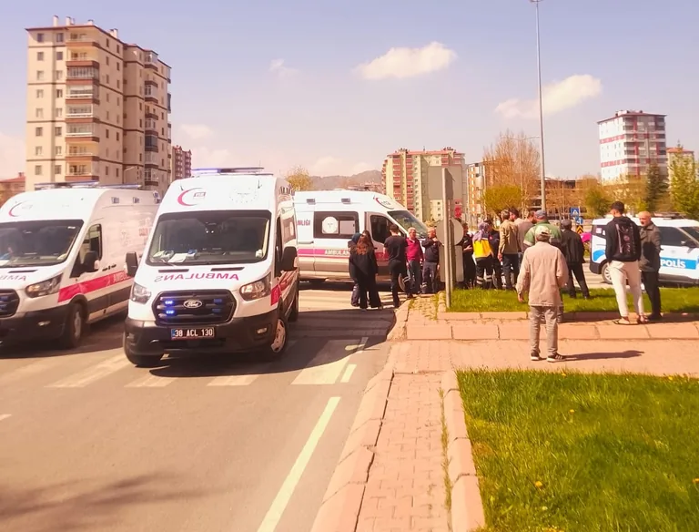 Kayseri’de Can Pazarı: Ambulans ve Otomobil Çarpıştı! Yaralılar Var — haber görseli