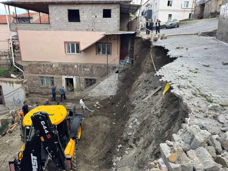 SonDakika! Yeşilhisar'da Heyelan... Sokak Trafiğe Kapatıldı — haber görseli