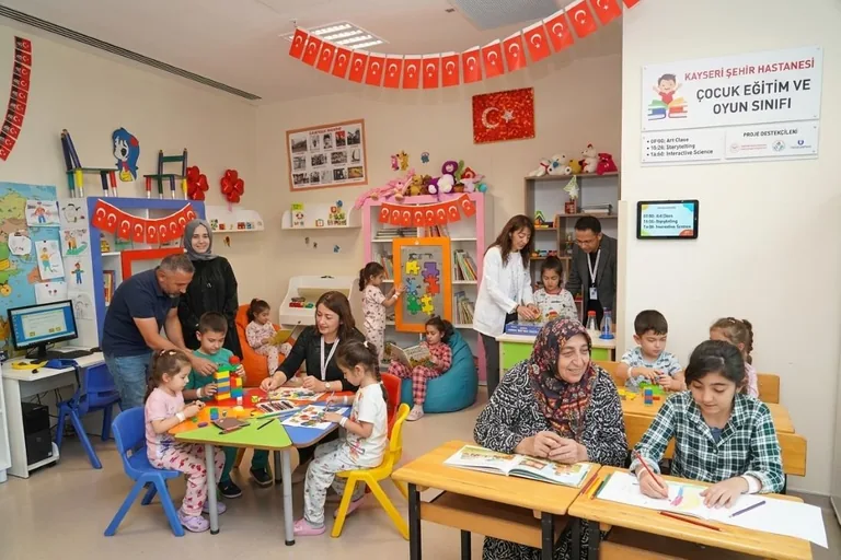 Kayseri Şehir Hastanesi’nde Tedavi Gören Çocuklar İçin Ders Zili Yeniden Çaldı — haber görseli