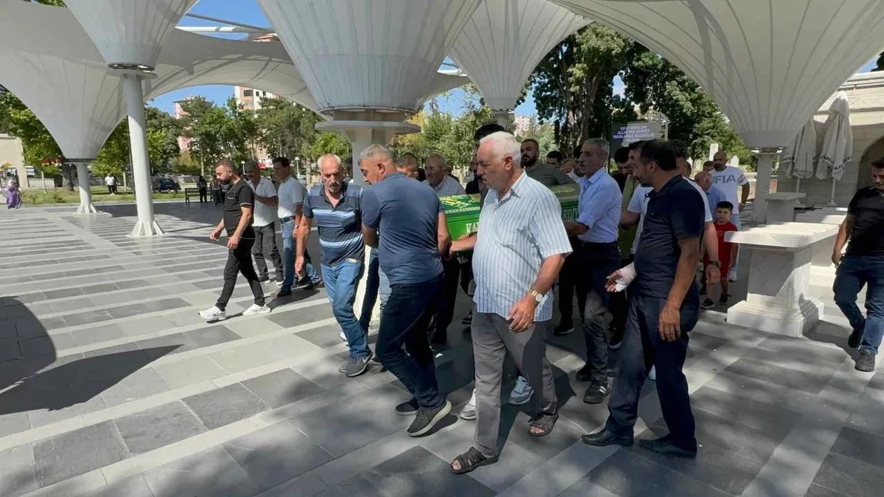 Kayseri’de Üvey Oğlu Tarafından Öldürülen Mehmet Türkmen Son Yolculuğuna Uğurlandı — haber görseli