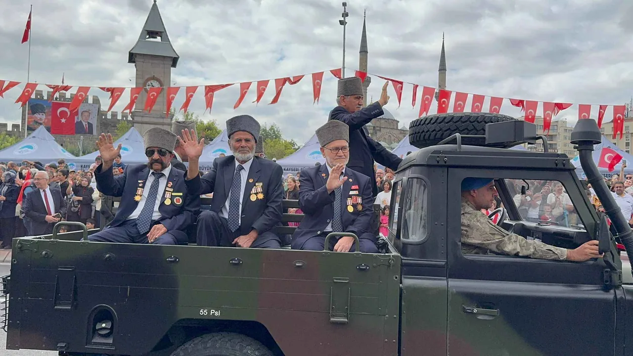 Vali Çiçek’ten Kayseri Meydanı’ndan Güçlü Mesaj: “Biz Hep Var Olacağız, Bedel Ödedik, Bedel Ödeyeceğiz” — haber görseli