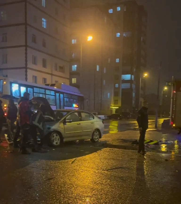 Hoca Ahmet Yesevi Mahallesi'nde Feci Kaza! Hafif ticari araç İle otomobil çarpıştı: 4 yaralı — haber görseli