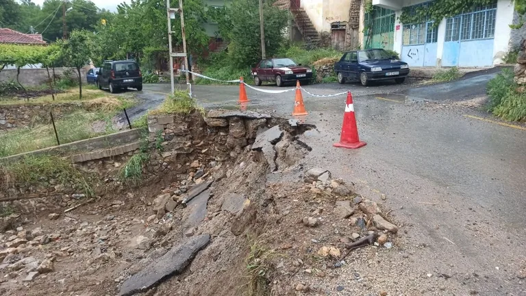 Yahyalı’yı sağanak vurdu! Kapuzbaşı ve Büyükçakır’da sel, Çağlayan yolunda göçük — haber görseli