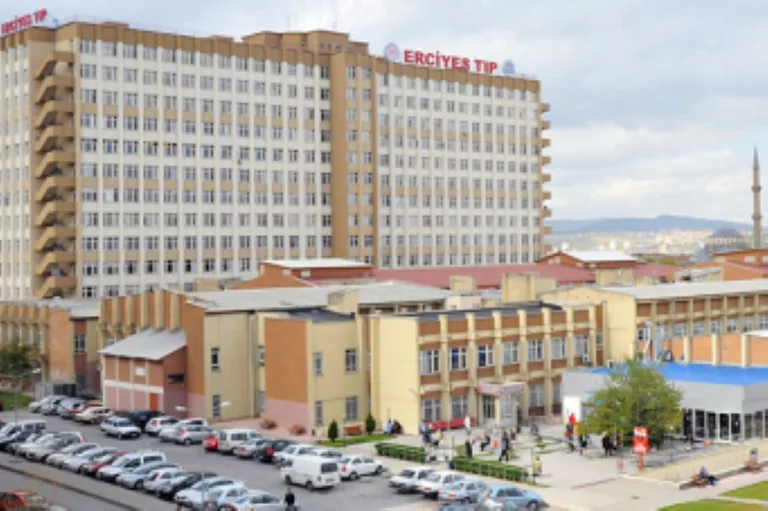 Özel Hastanelerin Sevk Ettiği Hastalar ERÜ'de Şifa Buluyor! Yıllardır Çözüm Bulunamayan Rahatsızlıklara ERÜ'de Kapsamlı İnceleme — haber görseli