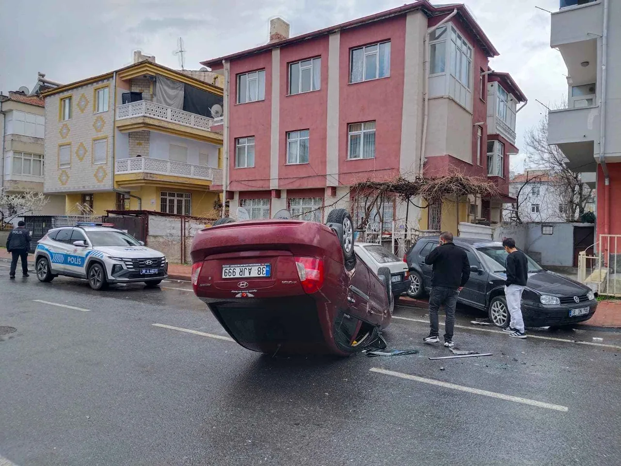 Yenimahalle 16. Cadde Feci Kaza: Kontrolü Kaybeden Sürücü Park Halindeki Araca Çarpıp Takla Attı! — haber görseli