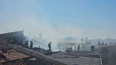 Kayseri OSB'de Yangın! Çetinkaya Mensucat'ın Depo Bölümünde Çıkan Yangın Söndürüldü — haber görseli