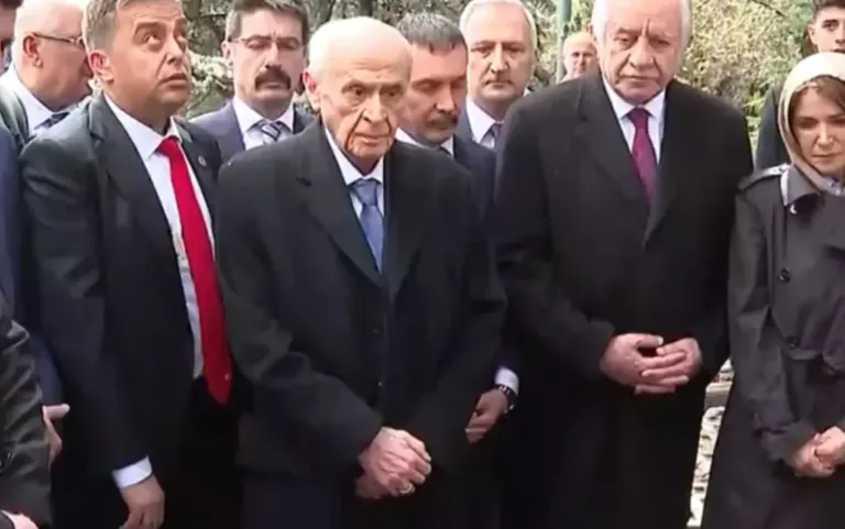 66 Gün Sonra İlk Kez Görüntülendi: Bahçeli, Türkeş’in Kabrini Ziyaret Etti — haber görseli