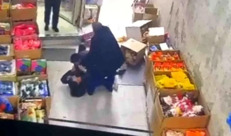 Şanlıurfa'da Müşteri Kapma Kavgası Kamerada! Komşu Esnaflar Birbirine Girdi — haber görseli
