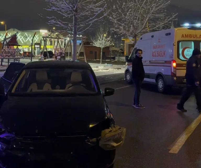 Kayseri’de Kavşakta İki Otomobil Çarpıştı: 1 Yaralı — haber görseli