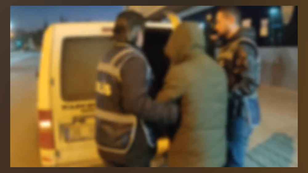 kayseride-polis-ekipleri-isyerinden-esya-calan-2-supheliyi-yakaladi-calinan-esyalar-sahibine-teslim-edildi
