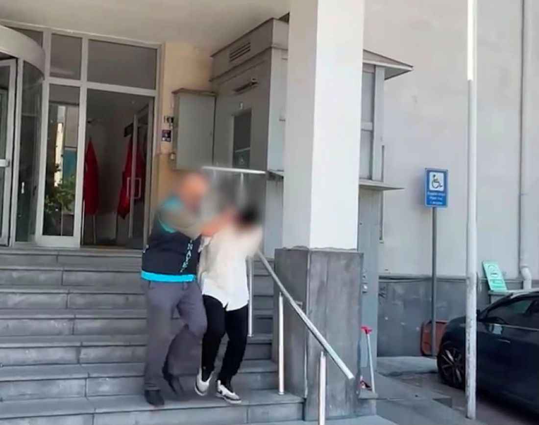 kayseride-biber-gazi-sikip-bicakla-saldirdiklari-smnin-olumune-nmnin-ise-yaralanmasina-neden-olan-2-suphelinin-saldiri-ani-guvenlik-kamerasina-yansidi