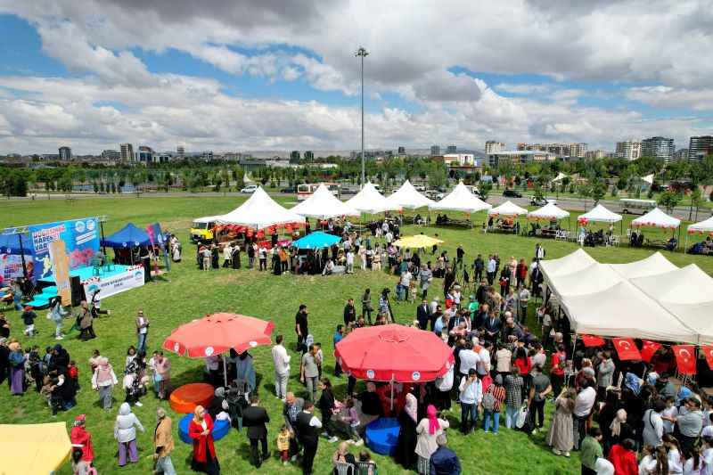 kayseri-valisi-gokmen-cicek-30-haziran-koruyucu-aile-gunu-dolayisiyla-duzenlenen-etkinlikte-koruyucu-aileler-ve-cocuklarla-bir-araya-geldi