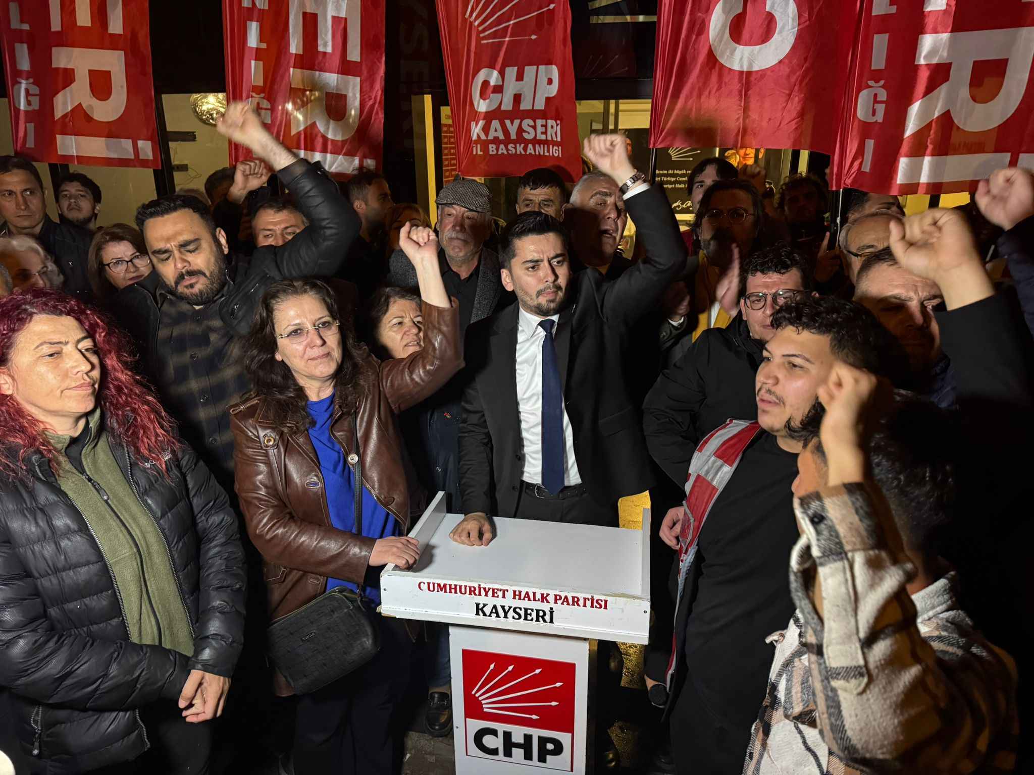 ankara-bolge-adliye-mahkemesinin-chpnin-38-olagan-kurultayini-iptal-etme-karari-kayseride-buyuk-bir-ofkeyle-protesto-edildi-chp-kayseri-il-binasi-onunde-adeta-adalet-nobeti-baslatan-il-baskani-ufuk-ozan-gozbasi-genel-baskan-ozgur-ozelin-sonuna-kadar-arkasinda-olduklarini-belirtti