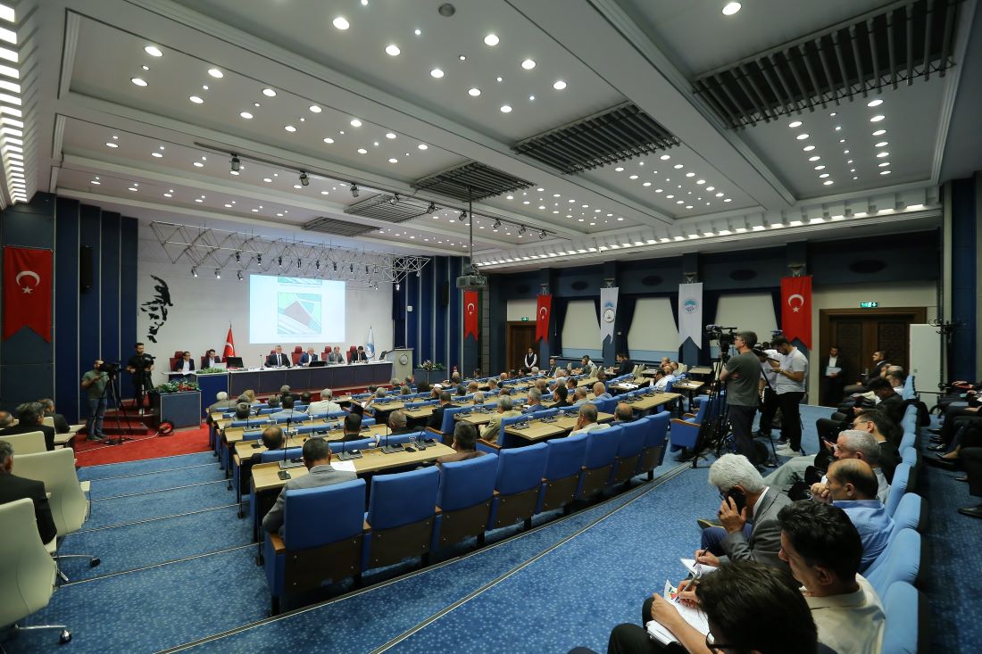 Kartal Katlı Kavşağı yapımı sürerken, ulaşımı rahatlatmak için kışla içinden geçici yol yapılacak. Meclis, protokol yetkisini oy birliğiyle verdi.