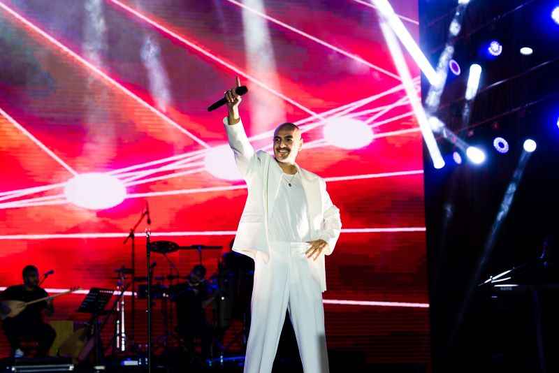 unlu-sanatci-soner-sarikabadayi-kayseri-kultur-yolu-festivali-kapsaminda-recep-tayyip-erdogan-millet-bahcesinde-verdigi-konserde-kayserililere-unutulmaz-bir-gece-yasatti