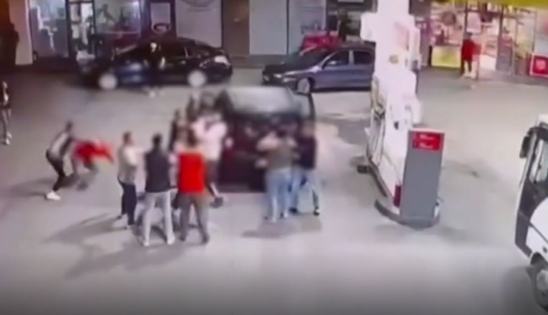 Talas’ta bir akaryakıt istasyonunda çıkan kavgada üç kişi gözaltına alındı. Emniyet ekiplerinin titiz çalışması sonucu yakalanan şahıslar, 