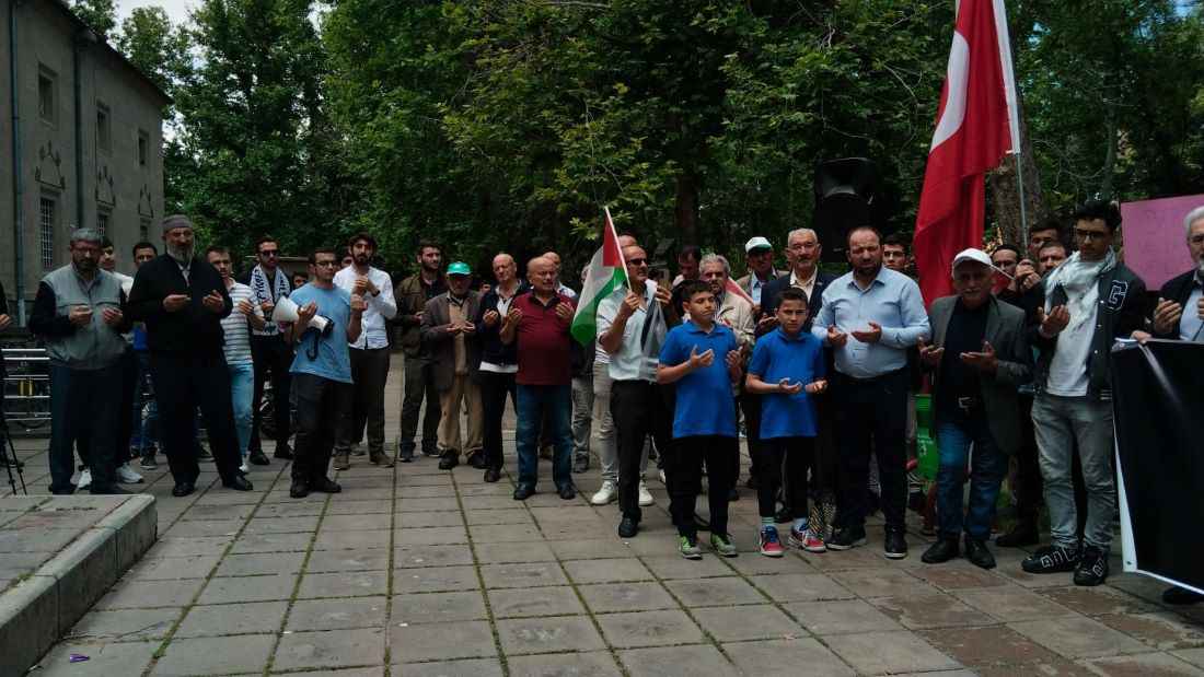 erciyes-universitesi-islam-kardeslik-platformu-erciyes-universitesi-camisi-onunde-israilin-refah-bolgesine-duzenledigi-bombali-saldiri-hakkinda-basin-aciklamasi-duzenledi