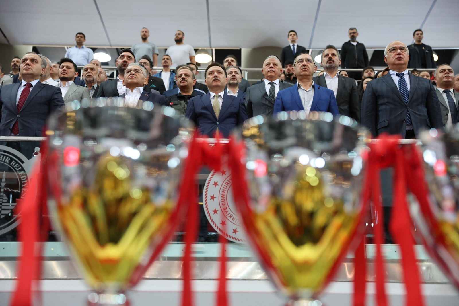 kayseride-ilim-yayma-cemiyeti-tarafindan-duzenlenen-6-geleneksel-imam-hatip-okullari-spor-oyunlari-muhtesem-bir-finalle-sona-erdi-3-bin-sporcu-ve-51-okulun-katilimiyla-rekor-kiran-organizasyonda-konusan-vali-cicek-genclere-seslenerek-sizler-sadece-anne-babalarinizin-degil-buyuk-turk-milletinin-evlatlarisiniz-dedi