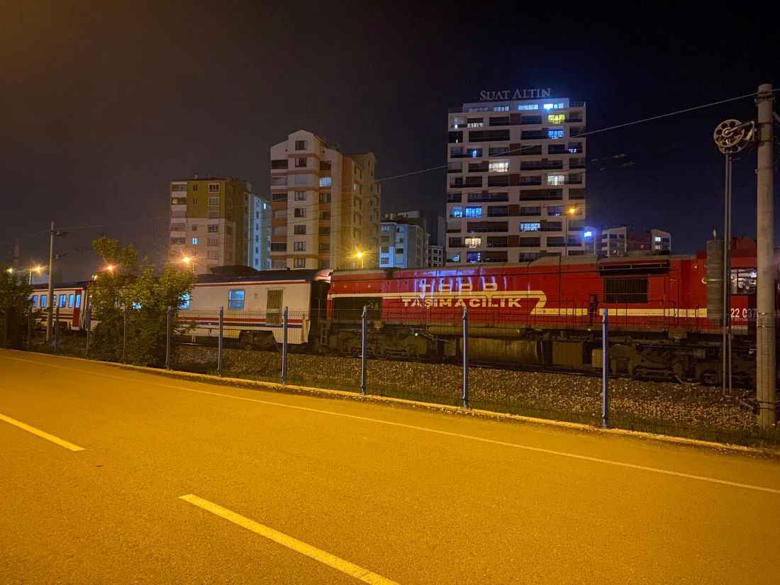 mustafa-kemal-pasa-bulvari-kocasinan-kaymakamligi-onunde-hemzemin-gecitte-yolcu-treni-raylarin-uzerinde-duran-otomobile-carpti-arac-surucusu-ig-yaralandi