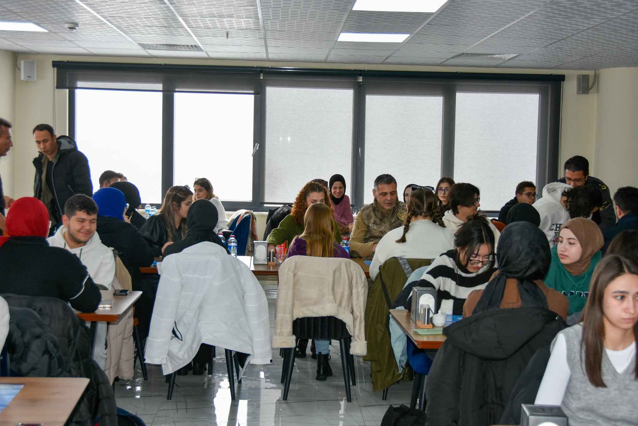 kayseri-il-emniyet-muduru-atanur-aydin-erciyes-universitesi-siber-ogrenci-kulubu-uyeleriyle-erciyes-polisevinde-bir-araya-geldi