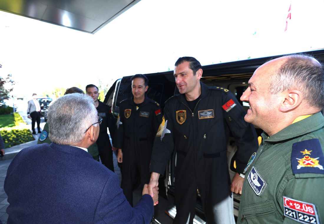 kayseri-bilim-festivali-oncesi-soloturk-ekibi-1-pilot-yarbay-murat-bakici-liderliginde-kayseri-buyuksehir-belediye-baskani-dr-memduh-buyukkilici-makaminda-ziyaret-etti