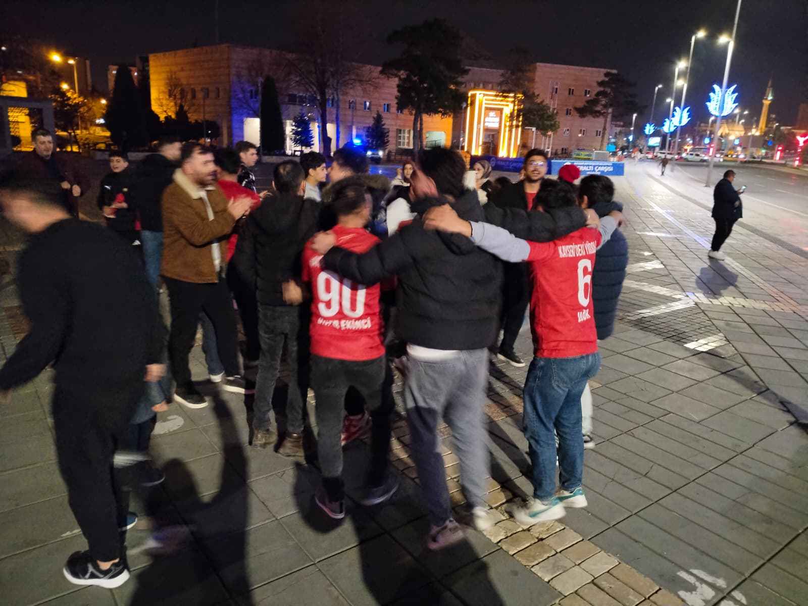 a-milli-futbol-takiminin-kosovayi-1-0-yenip-2026-dunya-kupasina-katilmasi-sonrasi-kayseride-vatandaslar-cumhuriyet-meydanina-gelerek-buyuk-sevinc-yasadi