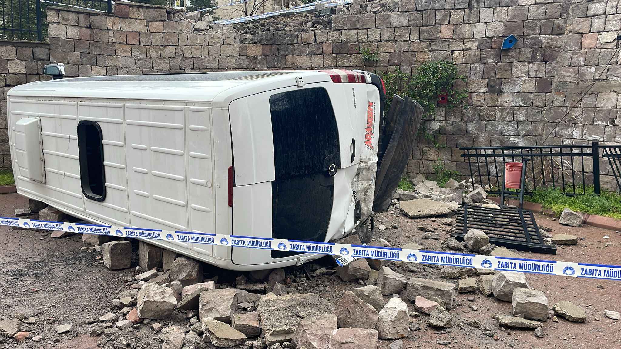 kayserinin-talas-ilcesinde-kontrolden-cikan-minibusun-yaklasik-6-metre-yukseklikten-devrildigi-kazada-1-kisi-yaralandi