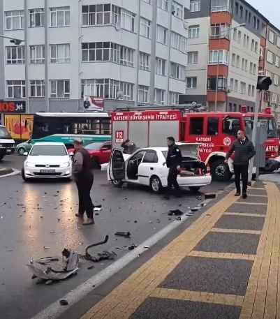 fuzuli-caddesi-ile-bozanti-caddesi-kesisiminde-minibus-isci-servisi-ve-otomobilin-karistigi-kazada-1i-agir-7-kisi-yaralandi