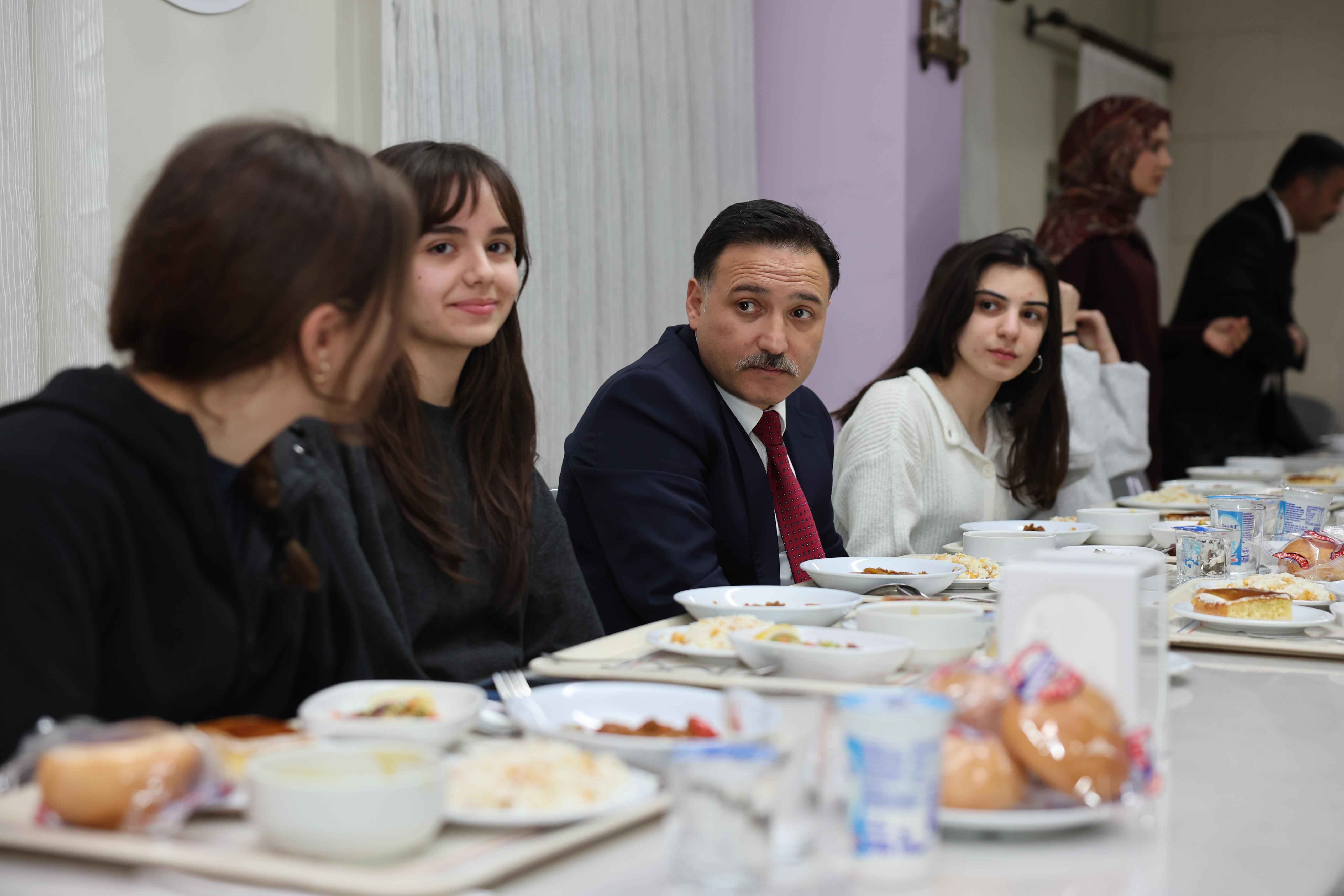 kocasinan-ilcesinde-bulunan-sumer-fen-lisesi-pansiyonunda-kalan-ogrencilerle-iftar-programinda-bir-araya-gelen-vali-cicek-protokolu-bir-kenara-birakti-ogrencilerle-birlikte-yemek-sirasina-girdi