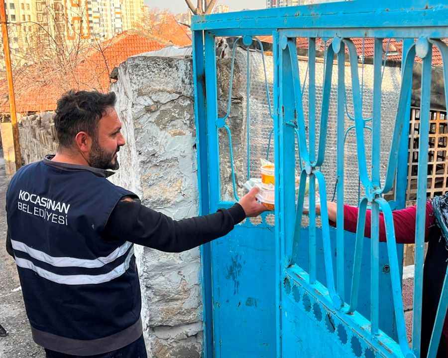kocasinan-belediyesi-65-yas-ustu-ihtiyac-sahibi-ve-engelli-vatandaslara-yonelik-sicak-yemek-hizmeti-kapsaminda-her-gun-tam-226-kisinin-evine-dort-cesit-sicak-yemek-ulastiriyor