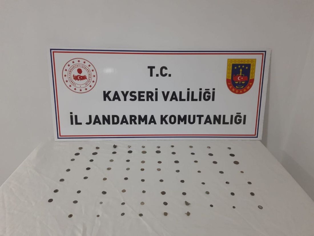 Definecilere Baskın! Kayseri İl Jandarma Komutanlığı ekipleri, İncesu’da gerçekleştirdikleri operasyonda Roma ve Bizans dönemine ait olduğu değerlendirilen toplam 76 parça tarihi eser ele geçirdi.
