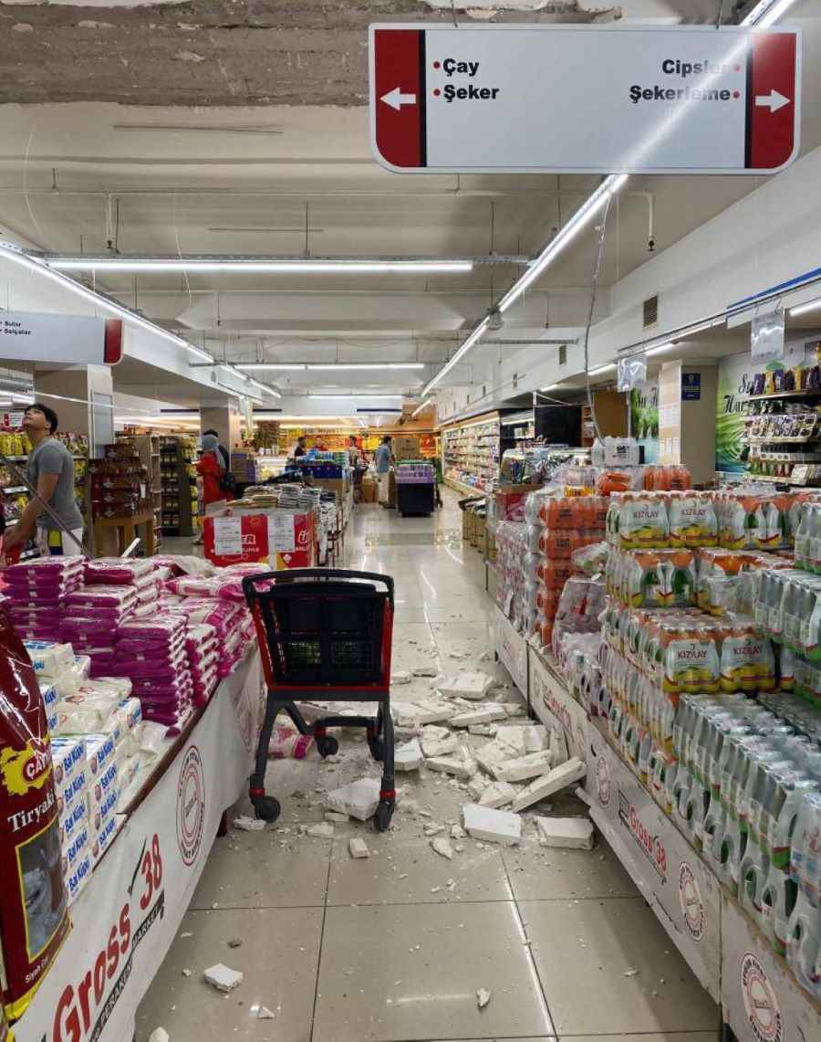 bahcelievler-mahallesinde-bir-marketin-tavanindan-beton-parcalarinin-dusmesi-sonucu-bir-kisi-yaralandi