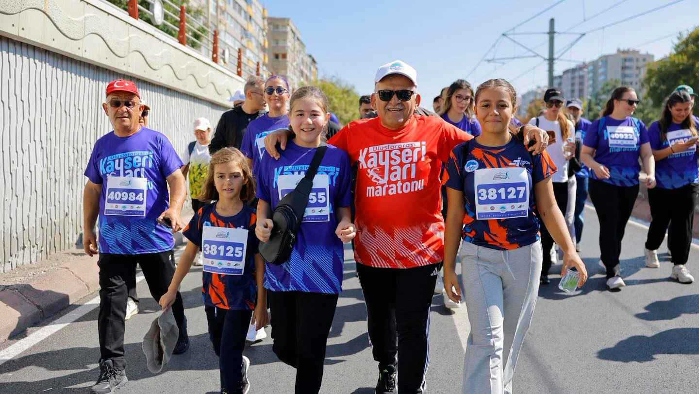 bir-maratondan-daha-fazlasi-sloganiyla-duzenlenen-6-uluslararasi-kayseri-yari-maratonu-22-ulkeden-200-yabanci-sporcu-dahil-yaklasik-10-bin-kisinin-katilimiyla-gerceklestirildi-baskan-memduh-buyukkilic-da-halk-kosusunda-vatandaslarla-birlikte-parkurda-yer-aldi