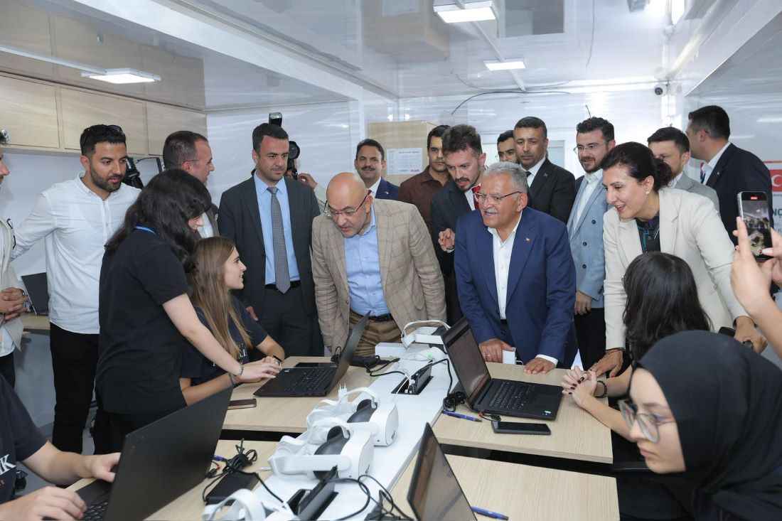 kayseri-buyuksehir-belediyesinin-mobil-dijital-genclik-merkezi-cumhuriyet-meydaninda-acildi