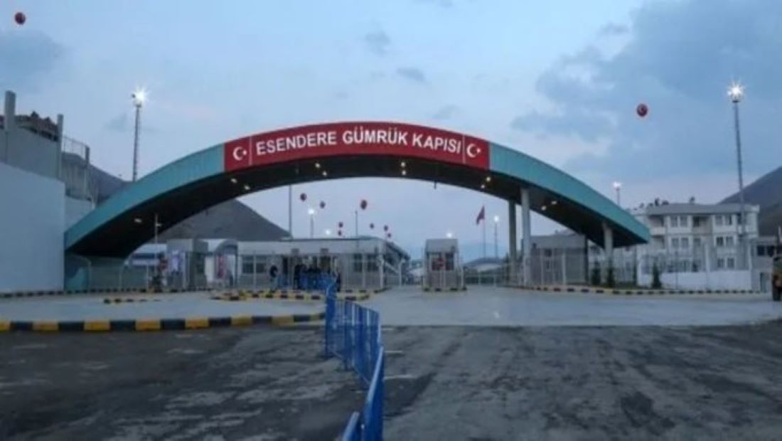 Hakkari'nin Yüksekova ilçesinde bulunan Esendere Gümrük Kapısı’nda görev yapan bir gümrük muhafaza memuru, görevini icra ettiği sırada kimliği belirsiz kişi ya da kişilerin saldırısına uğradı. 