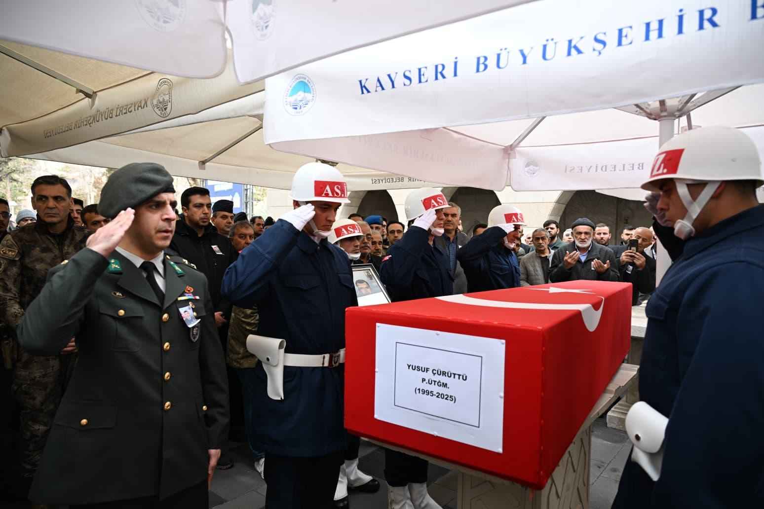 mardinin-nusaybin-ilcesinde-kullandigi-motosikletin-yoldan-cikip-tarlaya-savruldugu-kazada-hayatini-kaybeden-piyade-ustegmen-yusuf-curuttu-28-memleketi-kayseride-topraga-verildi