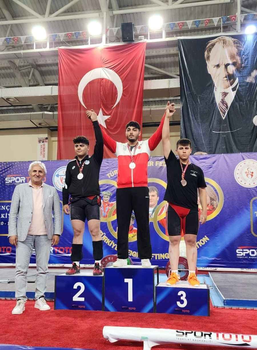 kayserili-halterci-habib-can-tasci-gencler-kulupler-halter-turkiye-sampiyonasinda-ucuncu-olarak-bronz-madalya-kazandi