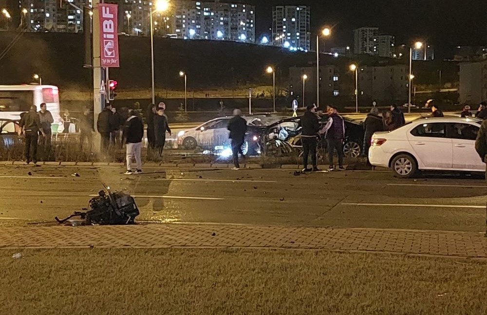 Kayseri’de 2 aracın çarpışması sonucu meydana gelen kazada şiddetli çarpışma sonucu otomobilin motoru yerinden çıktı. Kazada 4 kişi yaralandı.