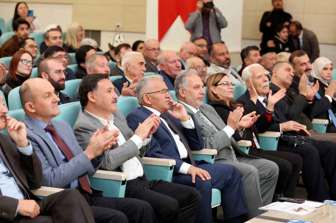 kayseri-talas-sondakika-kalemler-konustu-gonuller-birlestitalas-turk-dunyasinin-kalbi-oldu-birlik-dostluk-ve-kultur-bu-sehirde-bulustu