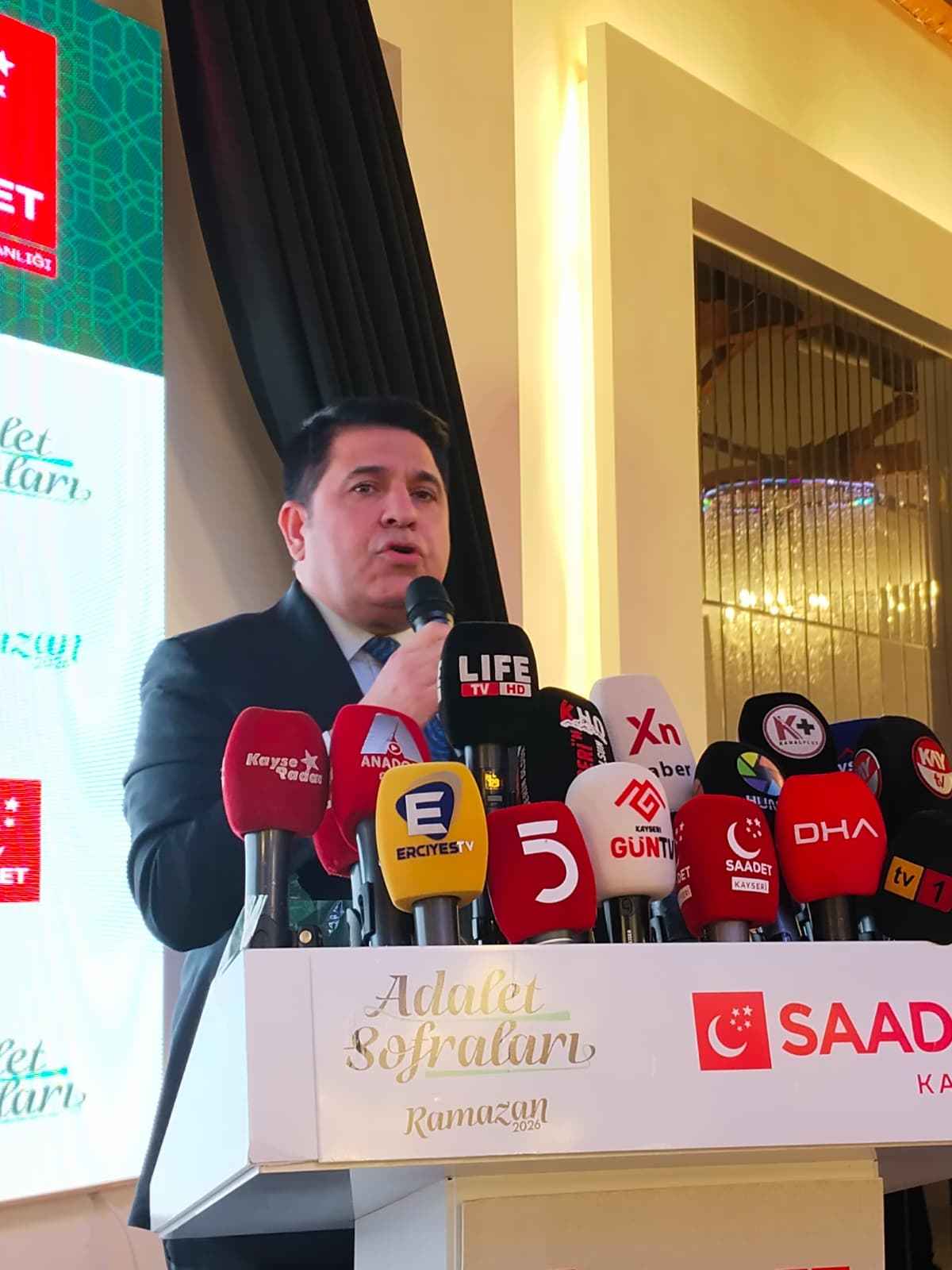kayseride-saadet-partisi-tarafindan-duzenlenen-adalet-sofralari-iftar-programinda-farkli-siyasi-partilerin-il-baskanlari-ve-sivil-toplum-temsilcileri-bir-araya-geldi-programda-birlik-beraberlik-ve-adalet-vurgusu-yapildi