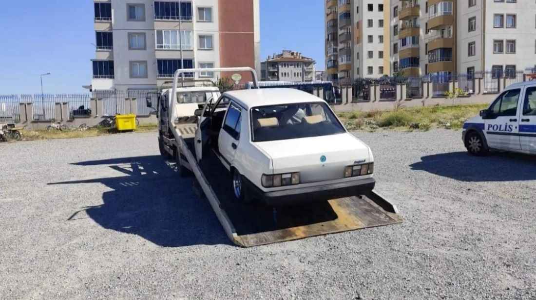 kayseride-polis-ekipleri-sosyal-medyada-kapisi-acik-olarak-seyreden-arac-seklindeki-paylasim-uzerine-harekete-gecti-arac-surucusune-32-bin-177-lira-idari-para-cezasi-kesildi