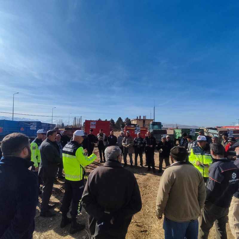 pinarbasi-ilcesinde-traktor-ve-tarim-araclarinin-gorunurlugunu-artirmak-icin-reflektor-tak-gorunur-ol-projesi-kapsaminda-275-reflektor-dagitildi