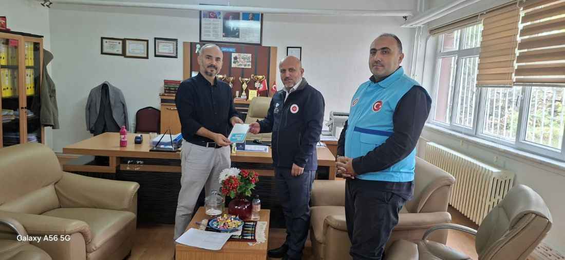 turkiye-diyanet-vakfi-tdv-yahyali-subesi-yeni-egitim-ogretim-yilinda-ihtiyac-sahibi-ogrencileri-yalniz-birakmadi-ipek-hoca-hasan-turkmenoglu-kiz-anadolu-imam-hatip-lisesinde-25-ogrenciye-kirtasiye-yardim-karti-ulastirildi