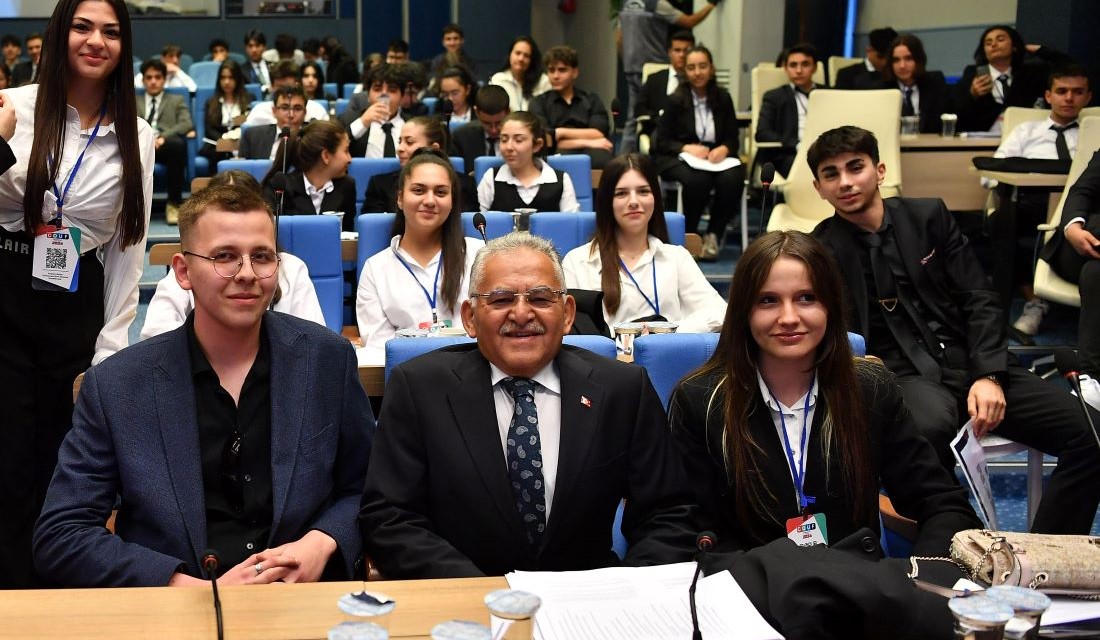 Kayseri Büyükşehir Belediye Başkanı Dr. Memduh Büyükkılıç, Cihangir Okulları Ulusal Forumu’nda gençlerle buluştu.