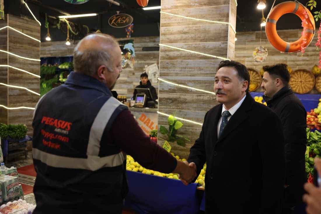 kayseri-valisi-gokmen-cicek-mithatpasa-mahallesinde-esnaf-ve-vatandaslari-ziyaret-ederek-talep-ve-onerileri-yerinde-dinledi