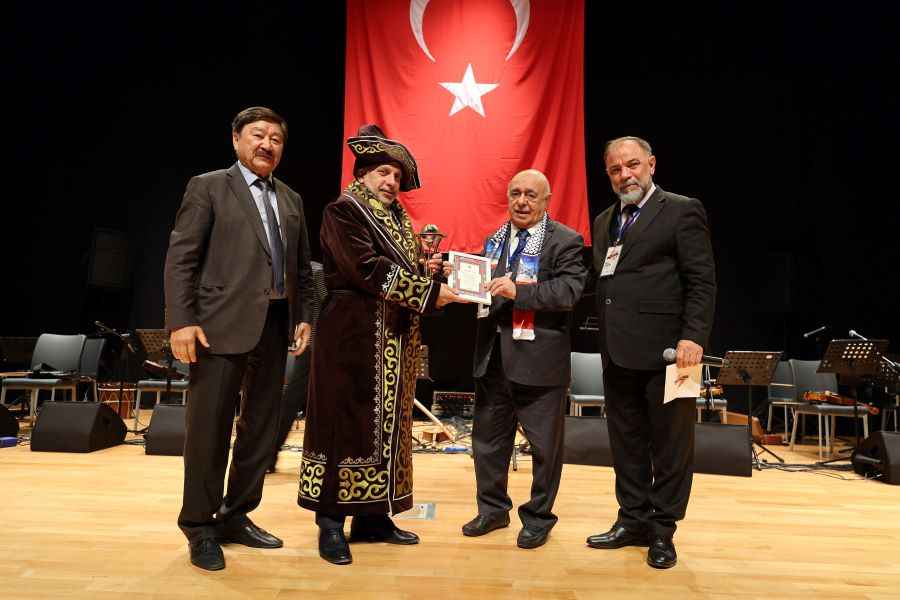 kayseride-anlamli-gece-baskan-yalcina-turk-dunyasi-ustun-hizmet-odulu-verildi-kazak-hani-ilan-edildi