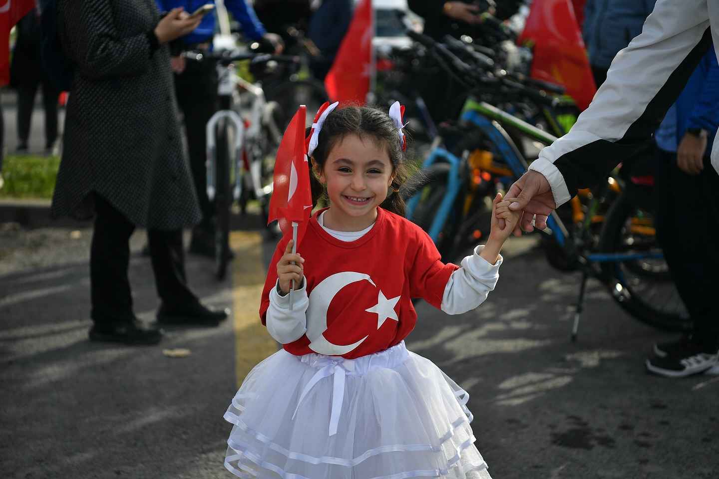 cumhuriyet-ruhu-sporun-enerjisiyle-birlesti-kayseride-yuzlerce-kisi-baskan-buyukkilicla-birlikte-cumhuriyet-meydanina-kadar-pedal-cevirdi