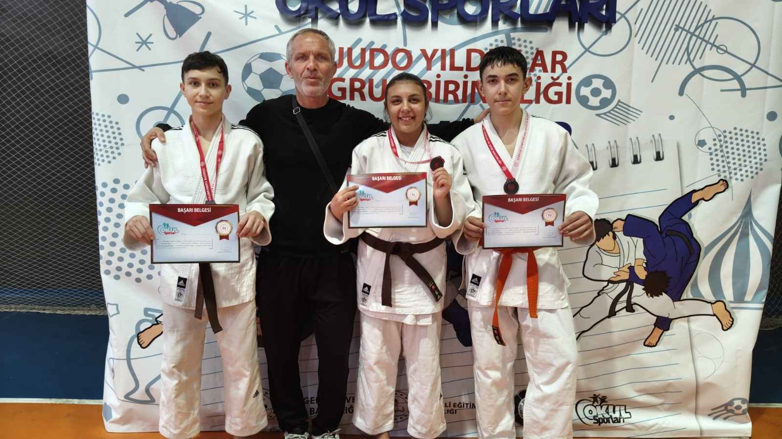 gaziantepte-duzenlenen-okullar-arasi-judo-yildizlar-grup-yarismasina-kayserili-sporcular-damga-vurdu-farkli-kategorilerde-kursuye-cikan-5-genc-yetenek-sehre-madalyalarla-dondu