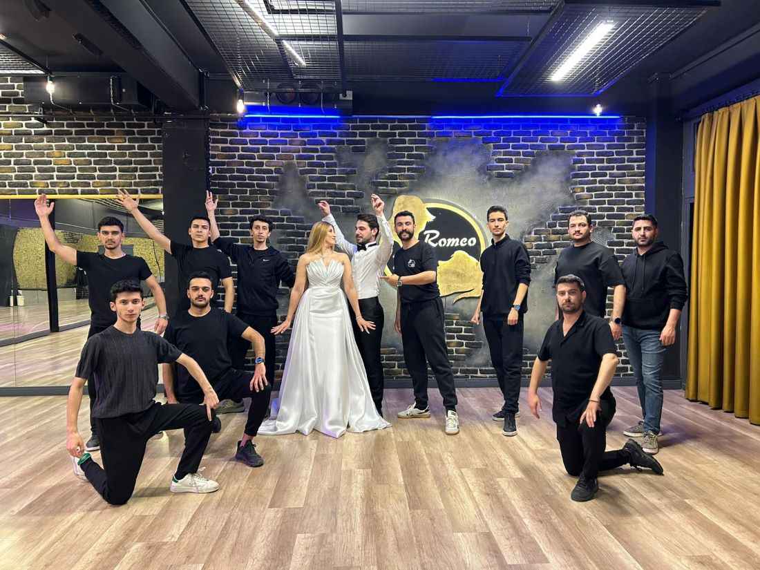 usta-egitmen-mehmet-polat-liderligindeki-romeo-dans-okulu-dugun-ve-ozel-gunlerde-sergiledigi-zeybek-koreografileriyle-hem-milli-duygulari-kabartiyor-hem-de-izleyenleri-buyuluyor-turk-bayrakli-ve-ataturk-temali-performanslar-adeta-sahnede-tarihin-yeniden-yazildigi-anlara-donusuyor